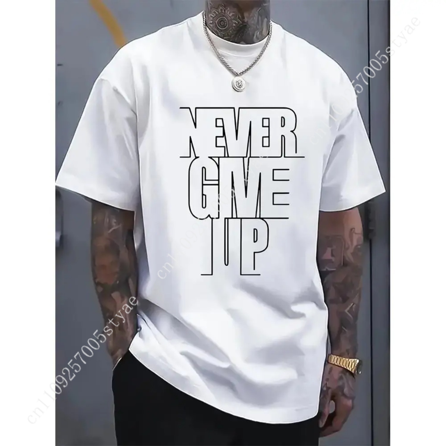 Summer Quilt - 綿100% メンズカジュアルコットンTシャツ「Never Give Up」プリント入り - クルーネック、わずかな伸縮性、ニット素材